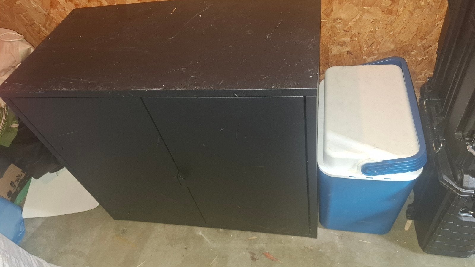 Zwarte metalen opbergkast met twee deuren, Ophalen, Gebruikt