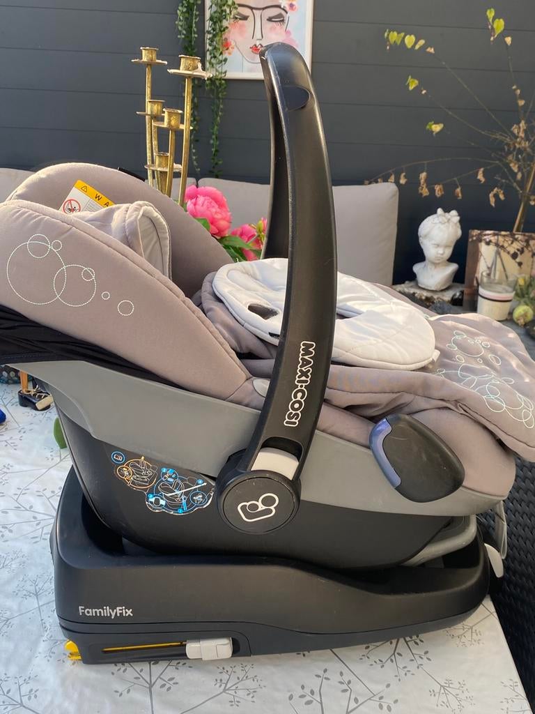 Maxi Cosi Pebble met familyfix  en voetenzak, Kinderen en Baby's, Autostoeltjes, Ophalen, Autogordel of Isofix, Gebruikt, Zijbescherming