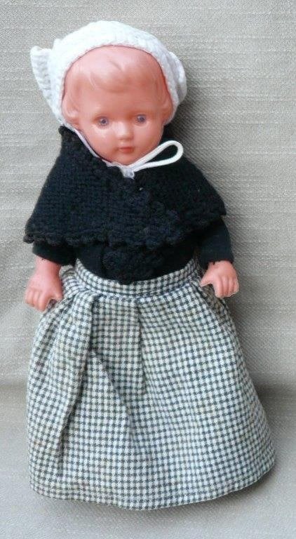 Oud boerinnenpopje (ca. 20 cm.) met klompjes, Verzamelen, Poppen, Ophalen of Verzenden, Gebruikt, Pop