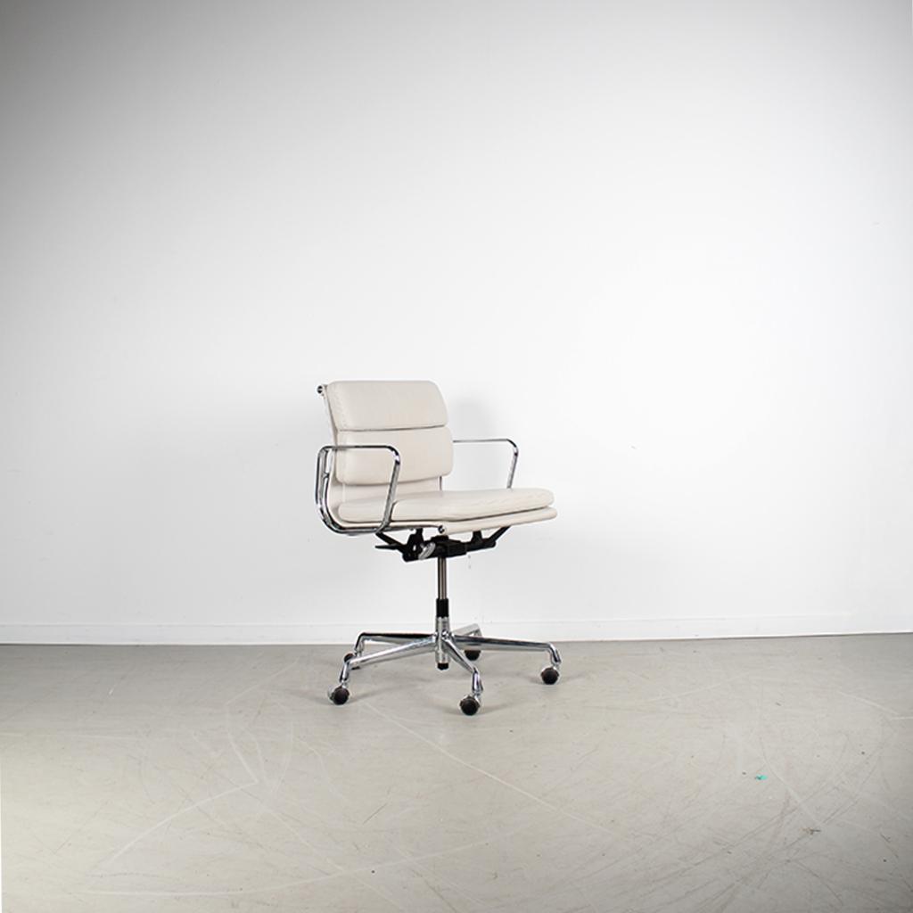 3x Vitra Eames Ea 217 Bureaustoel Softpad Clay – Chroom, Huis en Inrichting, Bureaustoelen, Niet ingevuld, Niet ingevuld, Ophalen of Verzenden