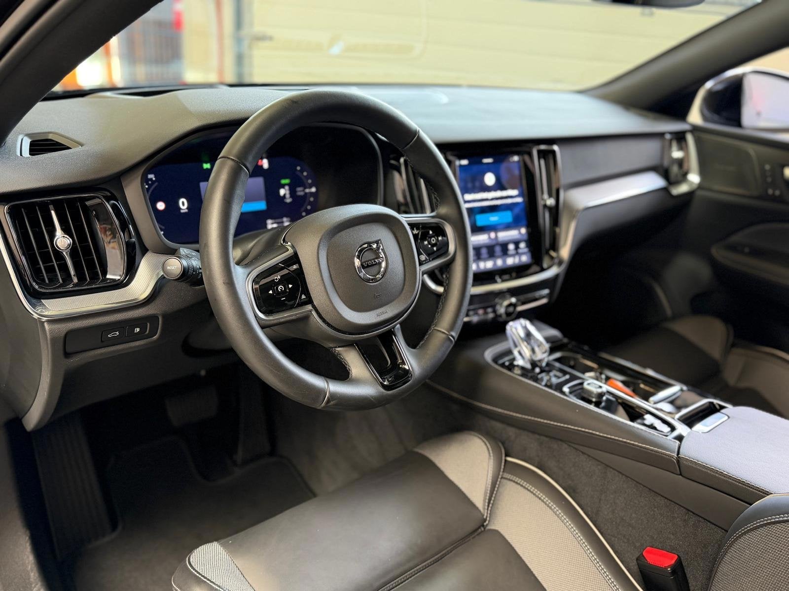 Volvo V60 2.0 T6 Plug-in hybrid AWD Ultra Dark, Pano, HUD, L, Auto's, Automaat, Dealer onderhouden, 4 cilinders, Zwart