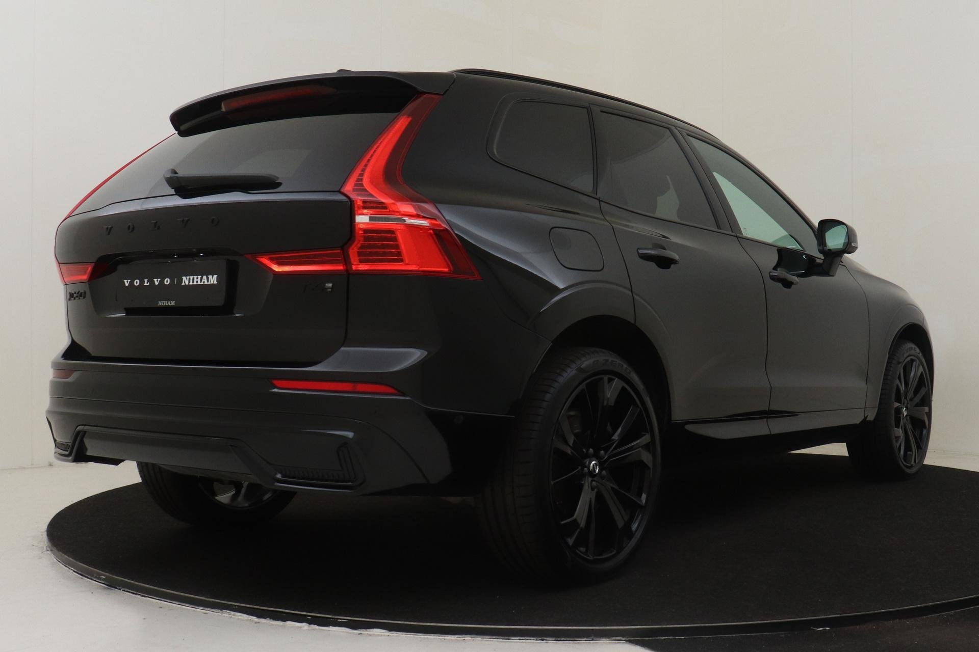 Volvo XC60 T6 PLUG-IN HYBRID AWD PLUS BLACK EDITION -PANO.DA, Auto's, Automaat, 12 maanden, Gebruikt, 4 cilinders