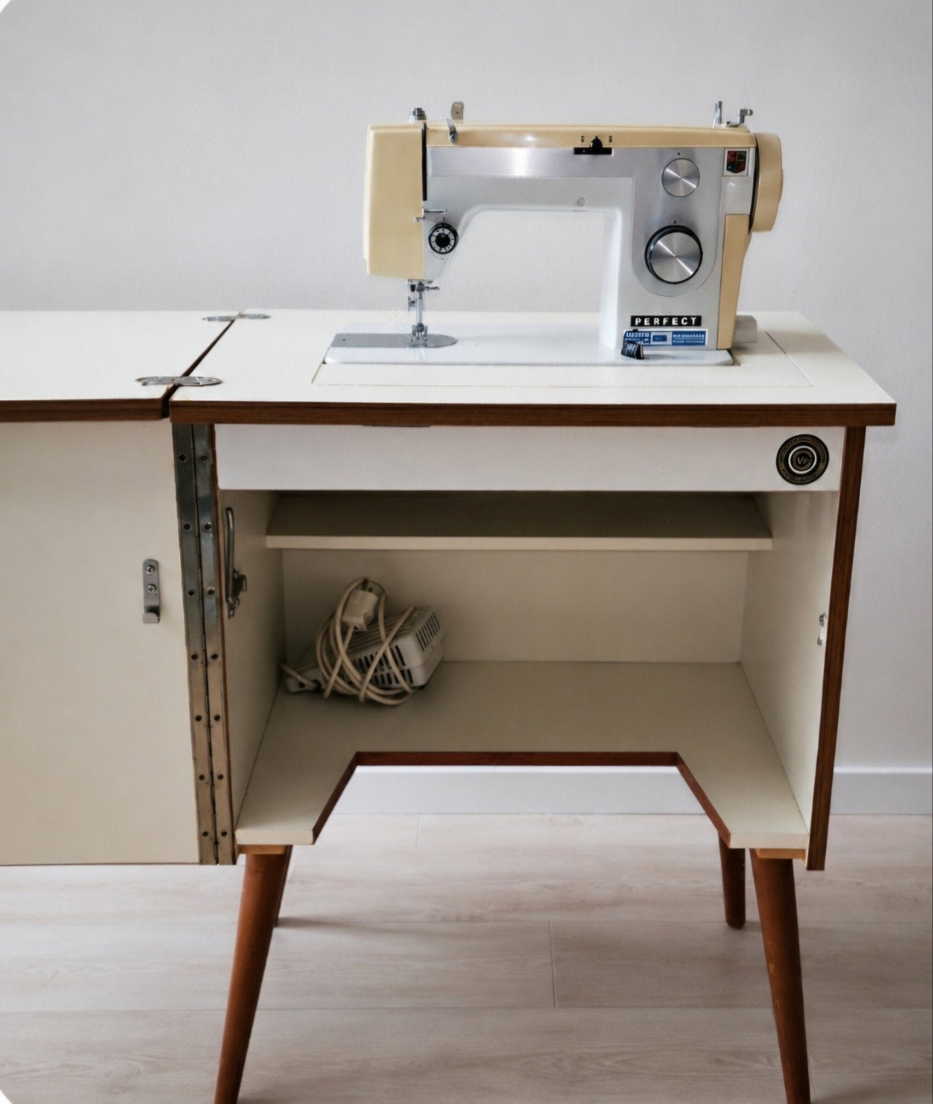 Vintage naaimachine met uitklapbaar kast (ophalen  Almelo), Ophalen, Gebruikt, Naaimachine, Overige merken