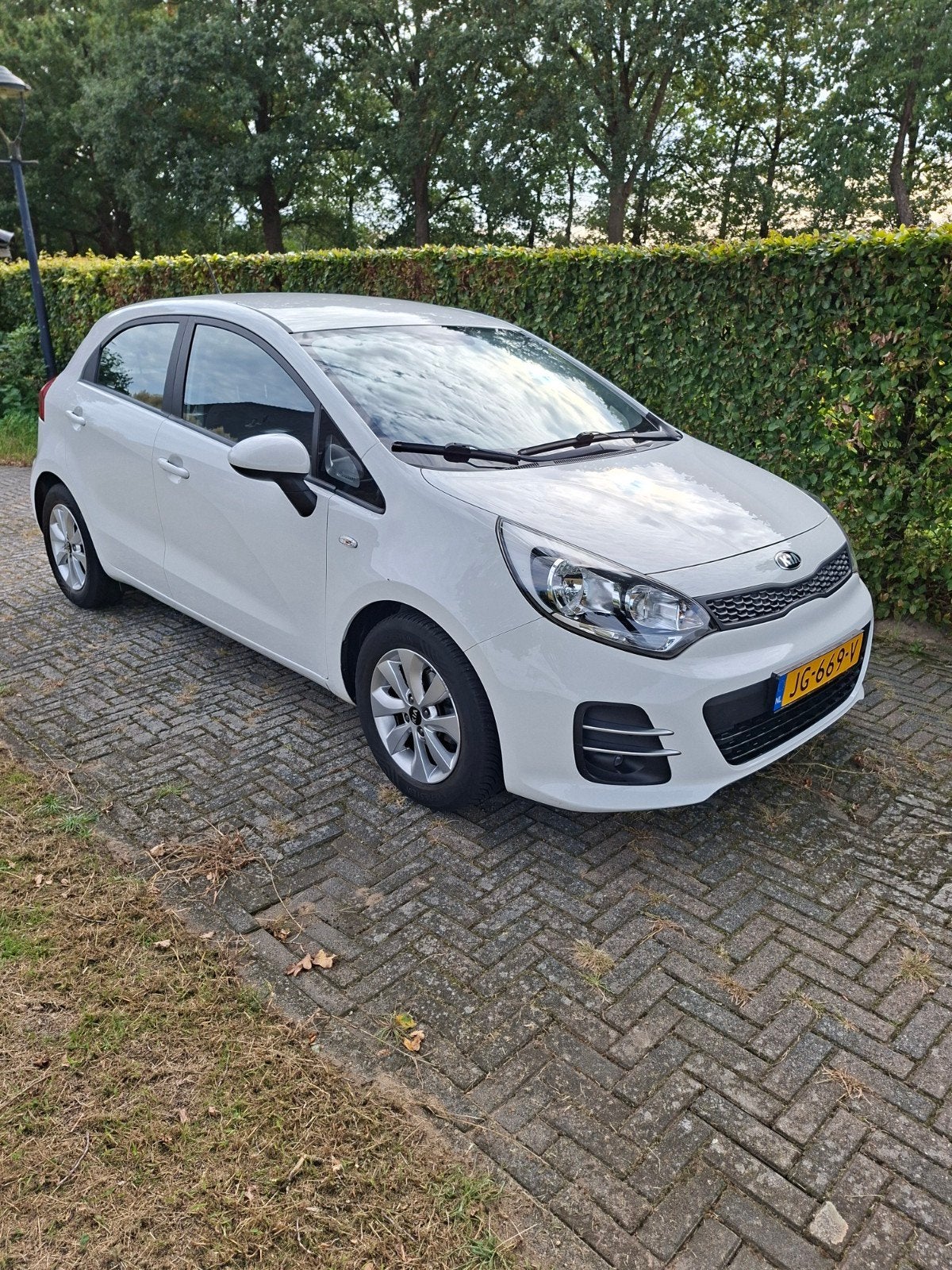 KIA  RIO ComfortLine 1.2, Voorwielaandrijving, Stof, Zwart, Wit