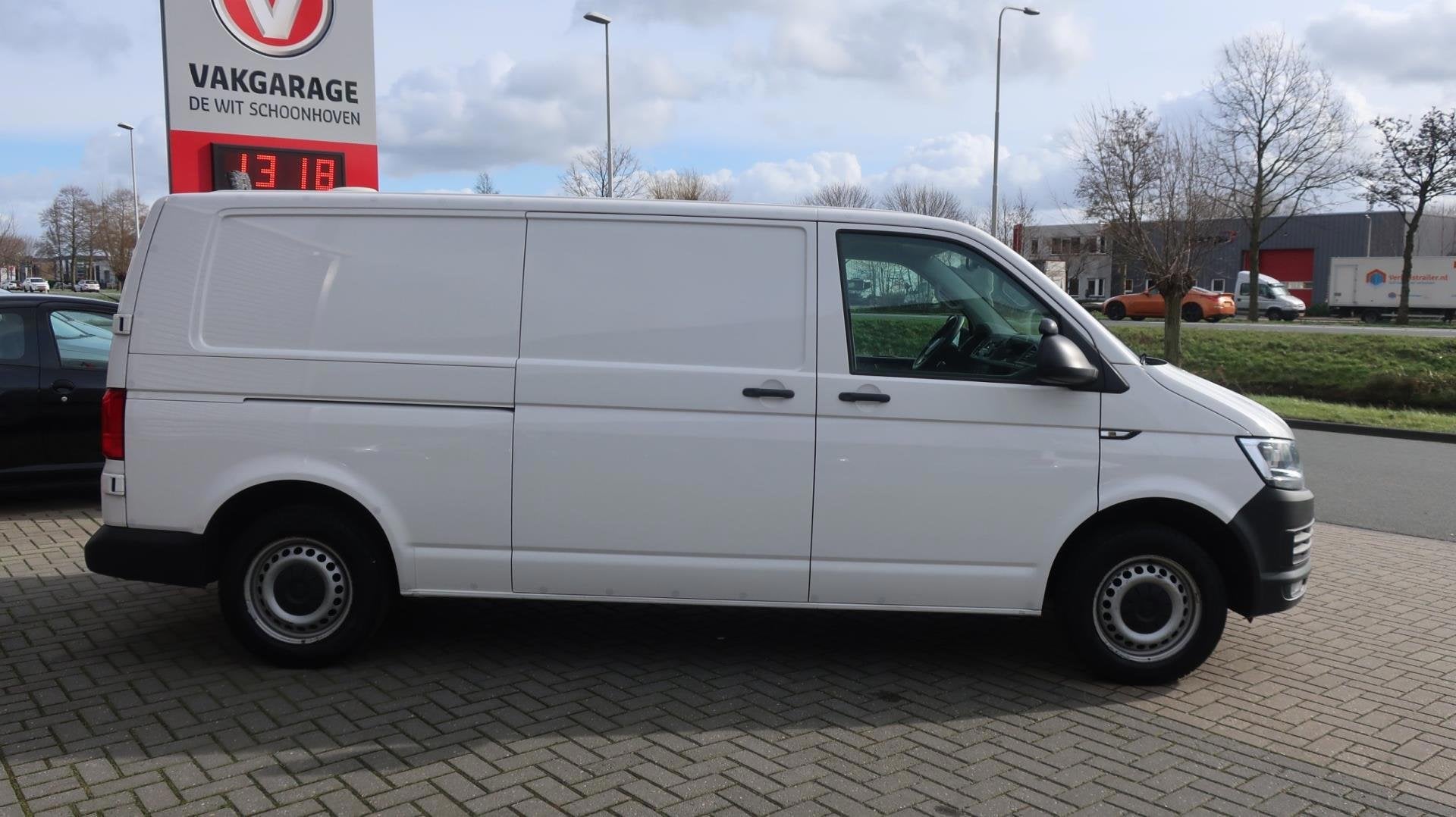 Volkswagen Transporter 2.0 TDI L2H1 DC Trendline Airco / Ele, Dealer onderhouden, Stof, Gebruikt, Euro 6
