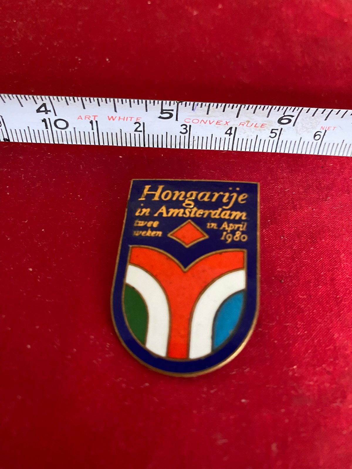 GEËMAILLEERDE SPELD “HONGARIJE IN AMSTERDAM”., Ophalen of Verzenden, Gebruikt