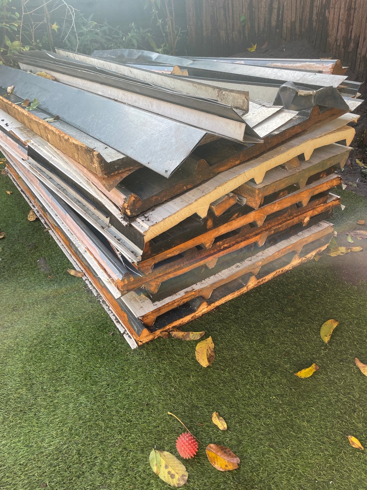 +\- 20m2 Sandwichpanelen antraciet/wit 8cm dik met profielen, Doe-het-zelf en Verbouw, Ophalen, Gebruikt, Hardschuim (Pir), 15 m² of meer