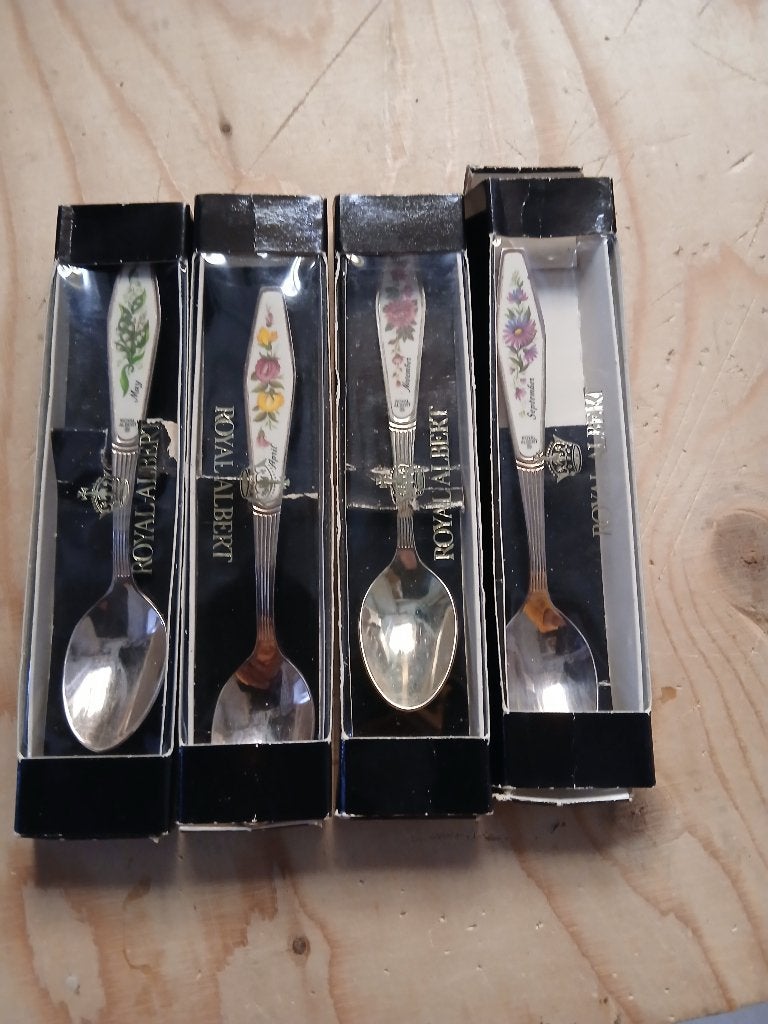 ROYAL ALBERT FLOWERS OF THE MONTH LEPELTJES, Ophalen of Verzenden, Nieuw, Metaal, Bestek