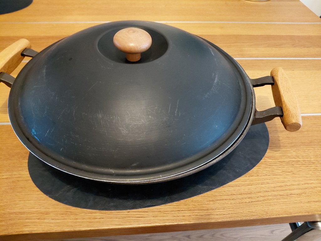 Zware gietijzeren wokpan, Ophalen, Gietijzer, Zo goed als nieuw, Met deksel