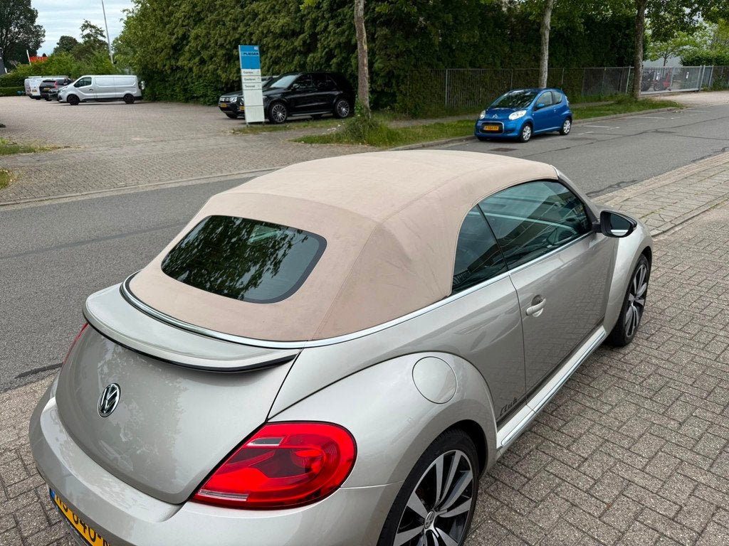 Volkswagen Beetle Cabriolet 1.4 TSI Sport BlueMotion Automaa, Auto's, Gebruikt, 4 stoelen, Beige, Grijs