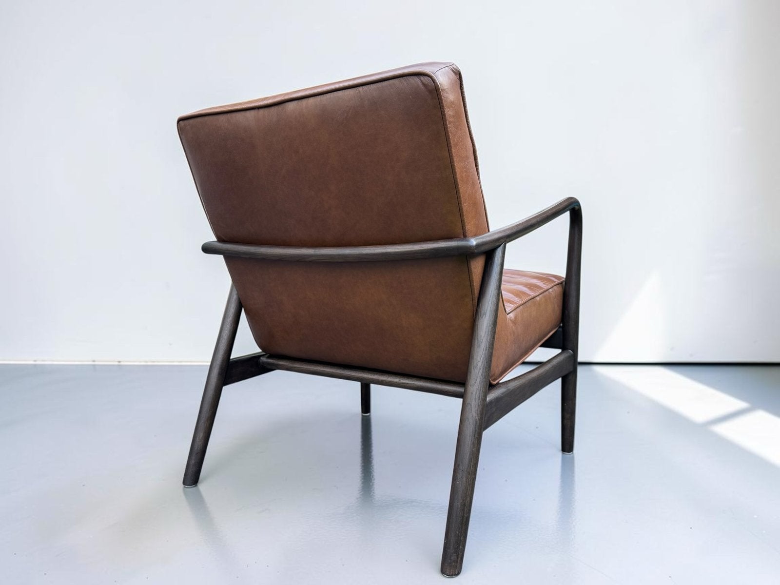 Moderne mid-century leren fauteuil in cognac leer., Ophalen, Gebruikt, 75 tot 100 cm, Mid-century, design, leer, vintage, tijdloos