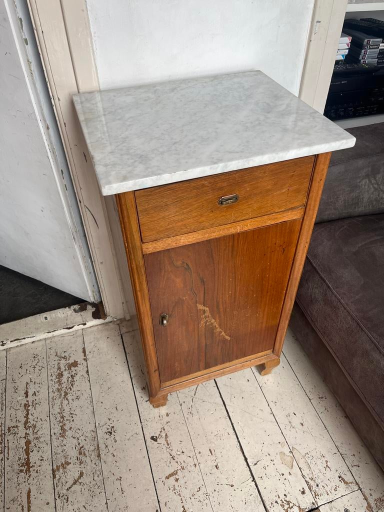 Vintage houten kastje met marmeren blad, Huis en Inrichting, Slaapkamer | Nachtkastjes, Ophalen, Gebruikt, Minder dan 45 cm, 70 cm of meer