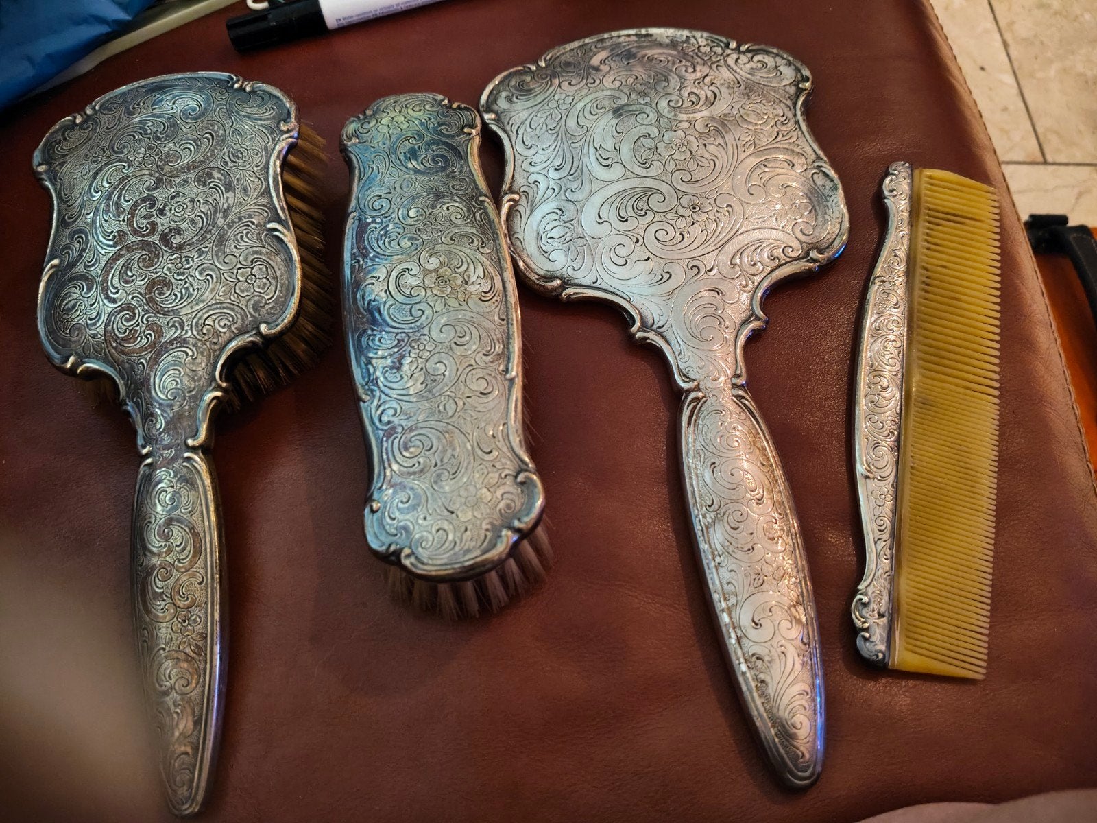 Zilveren kaptafel set, Ophalen