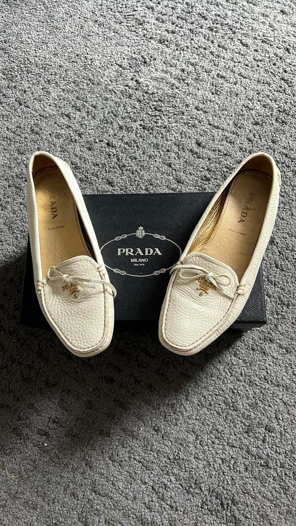 Prada instappers wit maat 39.5, Ophalen of Verzenden, Gedragen, Wit, Instappers