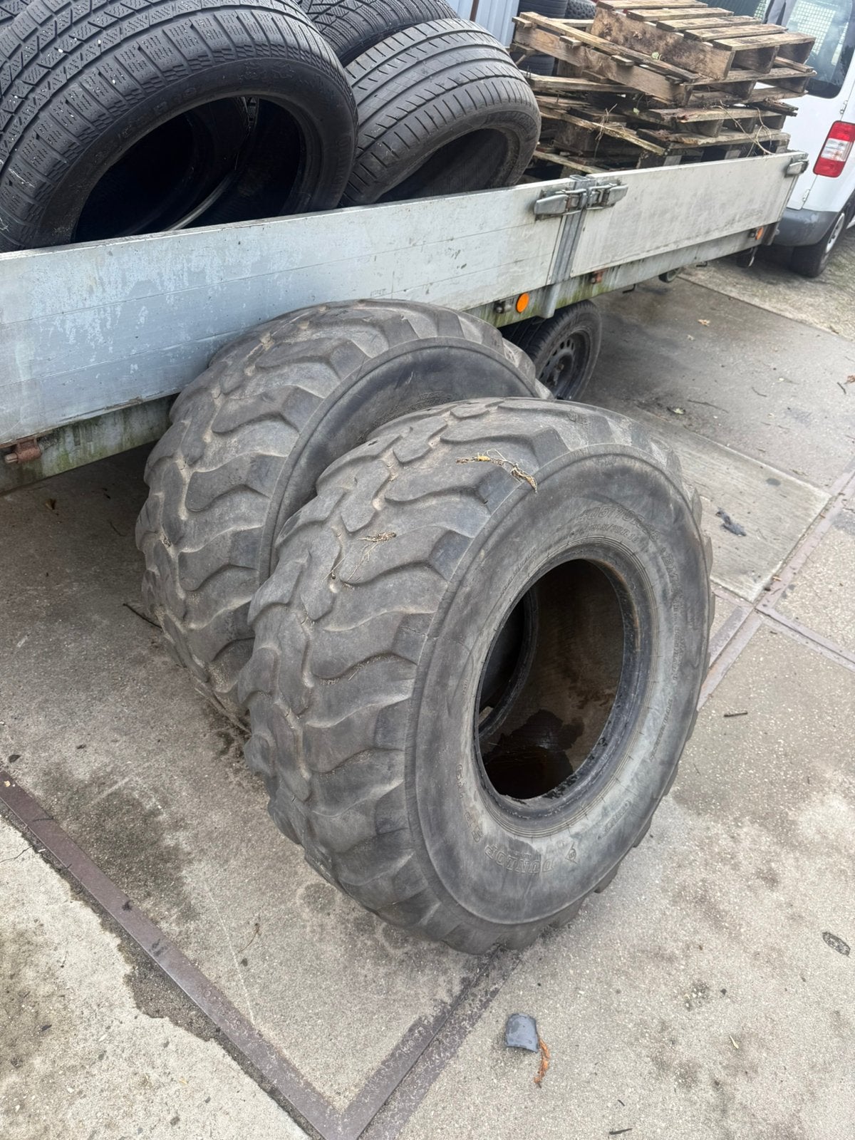 Te koop 2x 405/70-18 band, Ophalen