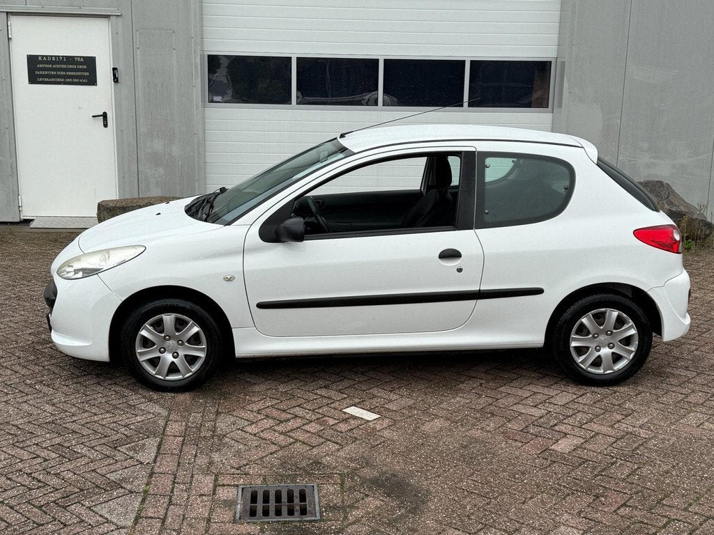 Peugeot 206 + 1.1 XR, Voorwielaandrijving, Gebruikt, 31 €/maand, 4 cilinders