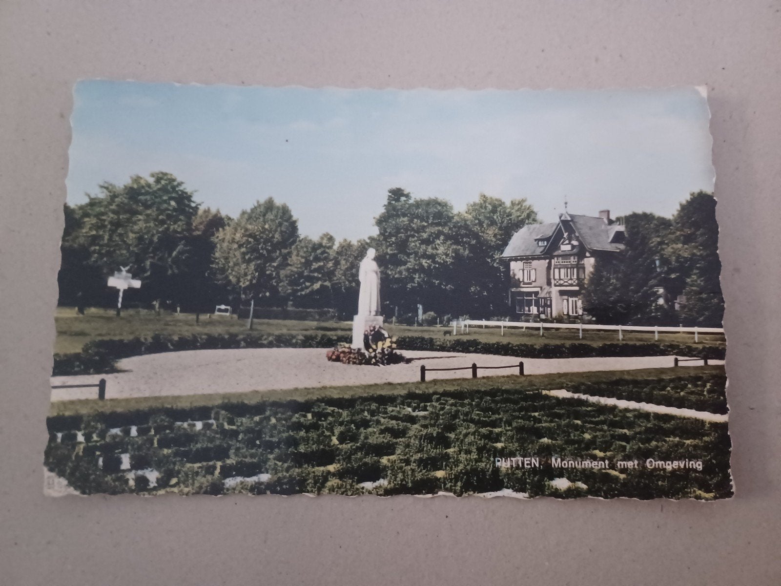 Putten Monument met omgeving 1961, Verzamelen, Ansichtkaarten | Nederland, Ophalen of Verzenden, 1960 tot 1980, Gelopen, Gelderland
