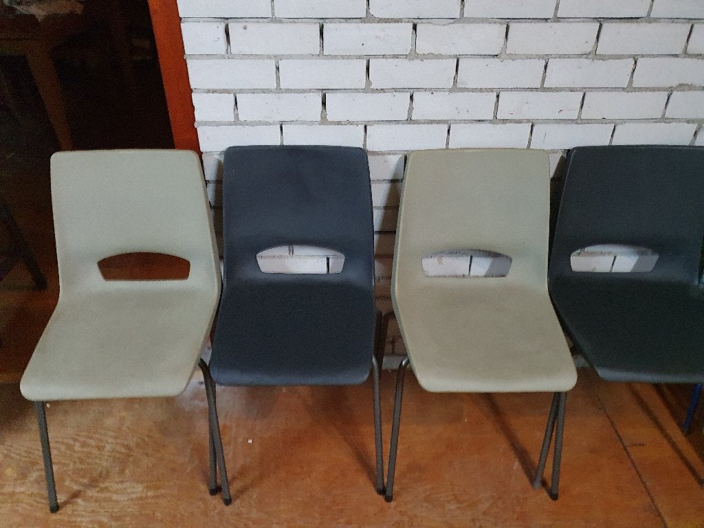 7,50 per stuk deze stevige  stapelbare stoelen in perfekte, Ophalen, Gebruikt, Vier
