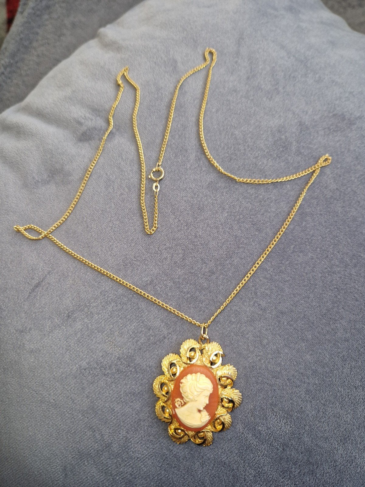 Vintage Camee hanger met ketting - Klassieke elegantie, Gebruikt, Ophalen of Verzenden, Goud, Overige materialen