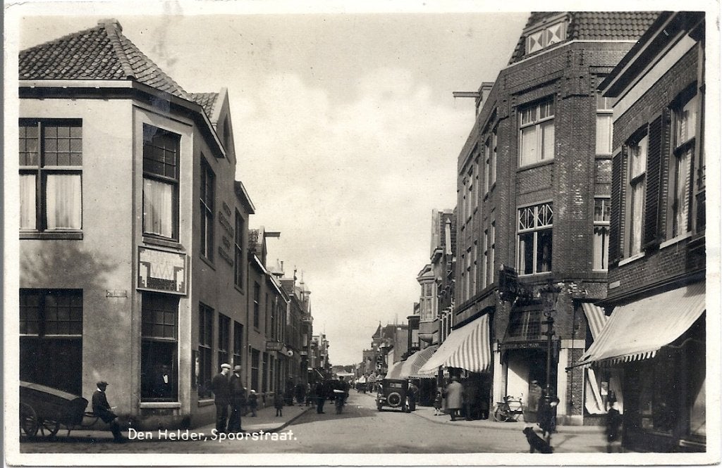 Den Helder Spoorstraat met winkels,auto en mensen 1955 Fotok, Verzenden, 1940 tot 1960, Gelopen, Noord-Holland