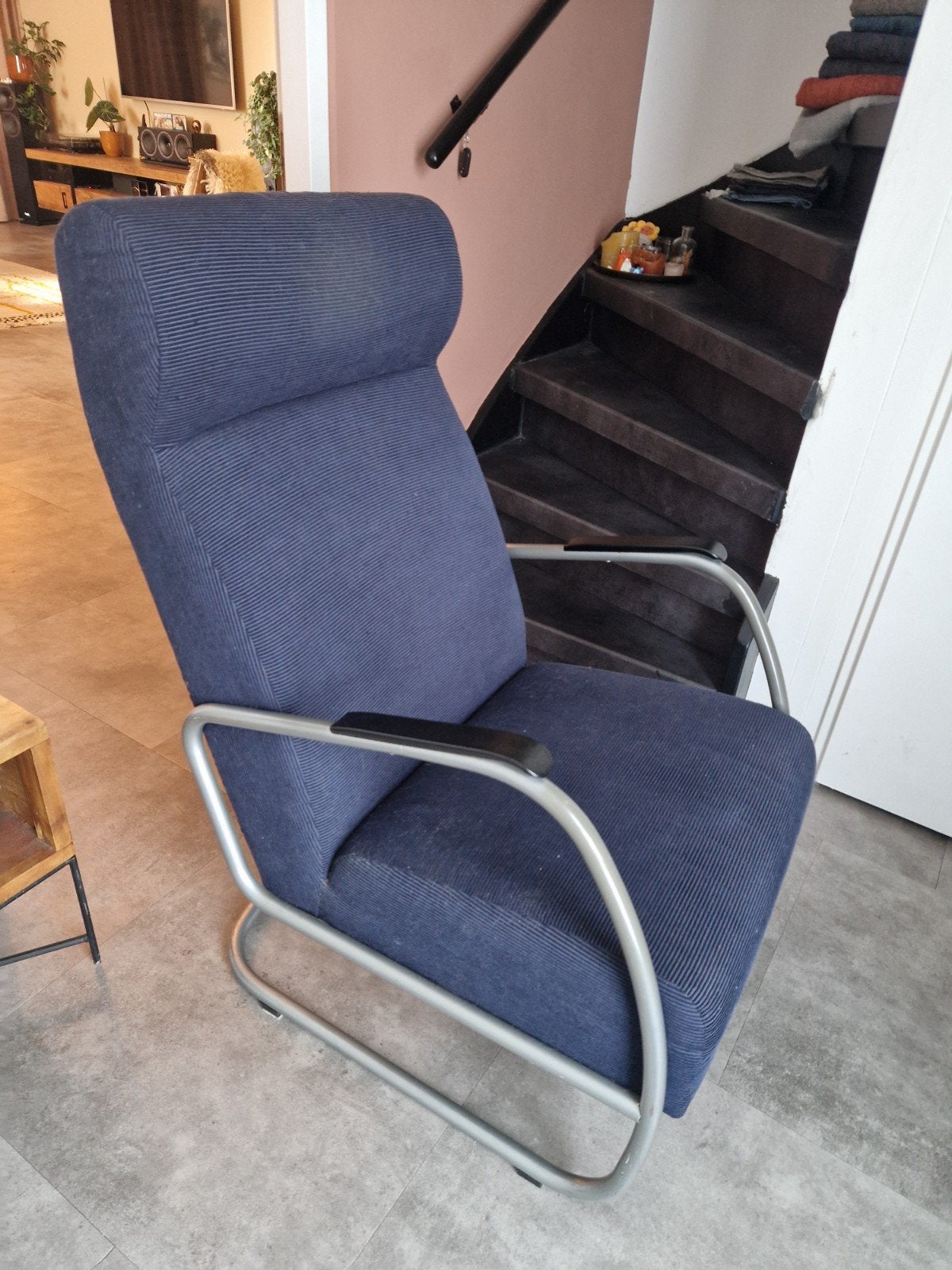 Comfortabele blauwe fauteuil met metalen frame, Huis en Inrichting, Modern, Comfortabel, Gebruikt, 75 tot 100 cm, Ophalen of Verzenden