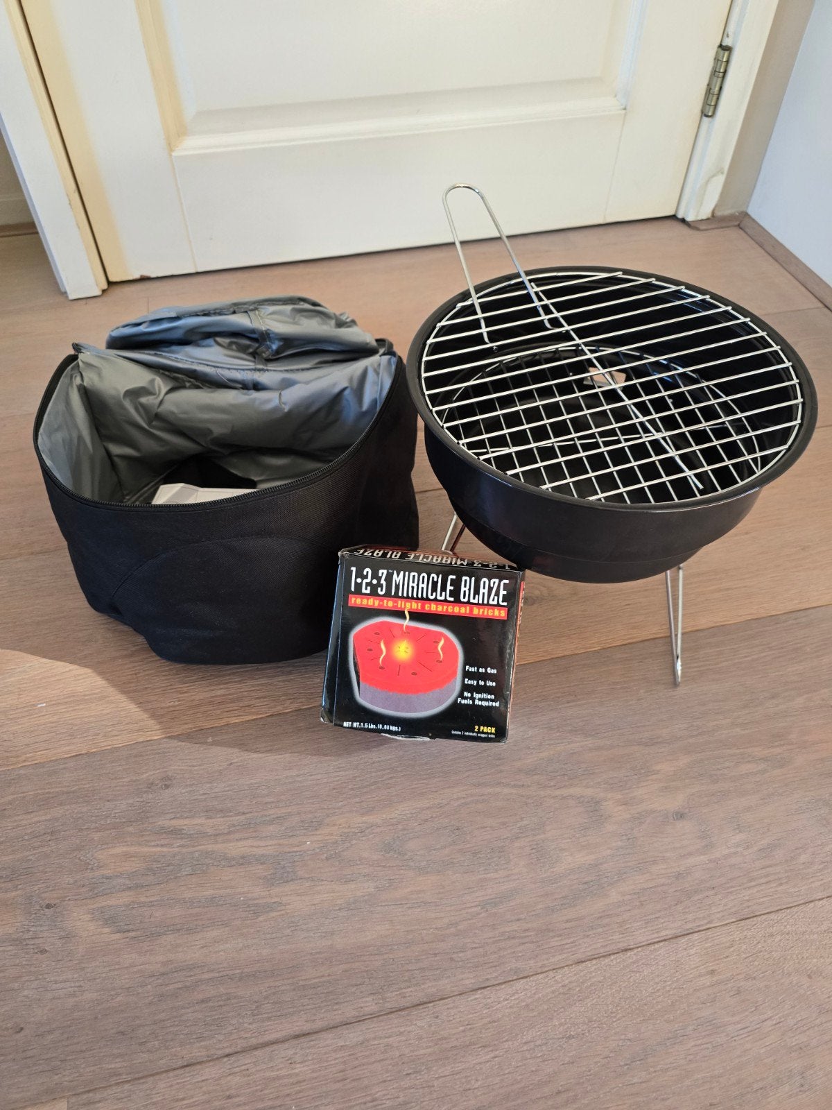 Compacte BBQ met draagtas en houtskool, Tuin en Terras, Ophalen, Nieuw, Onbekend