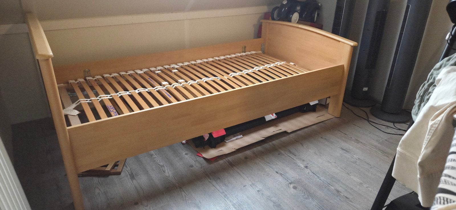 Stevig bed 100x200 | Verstelbare bedbodem, Ophalen, Eenpersoons, Beige, 200 cm