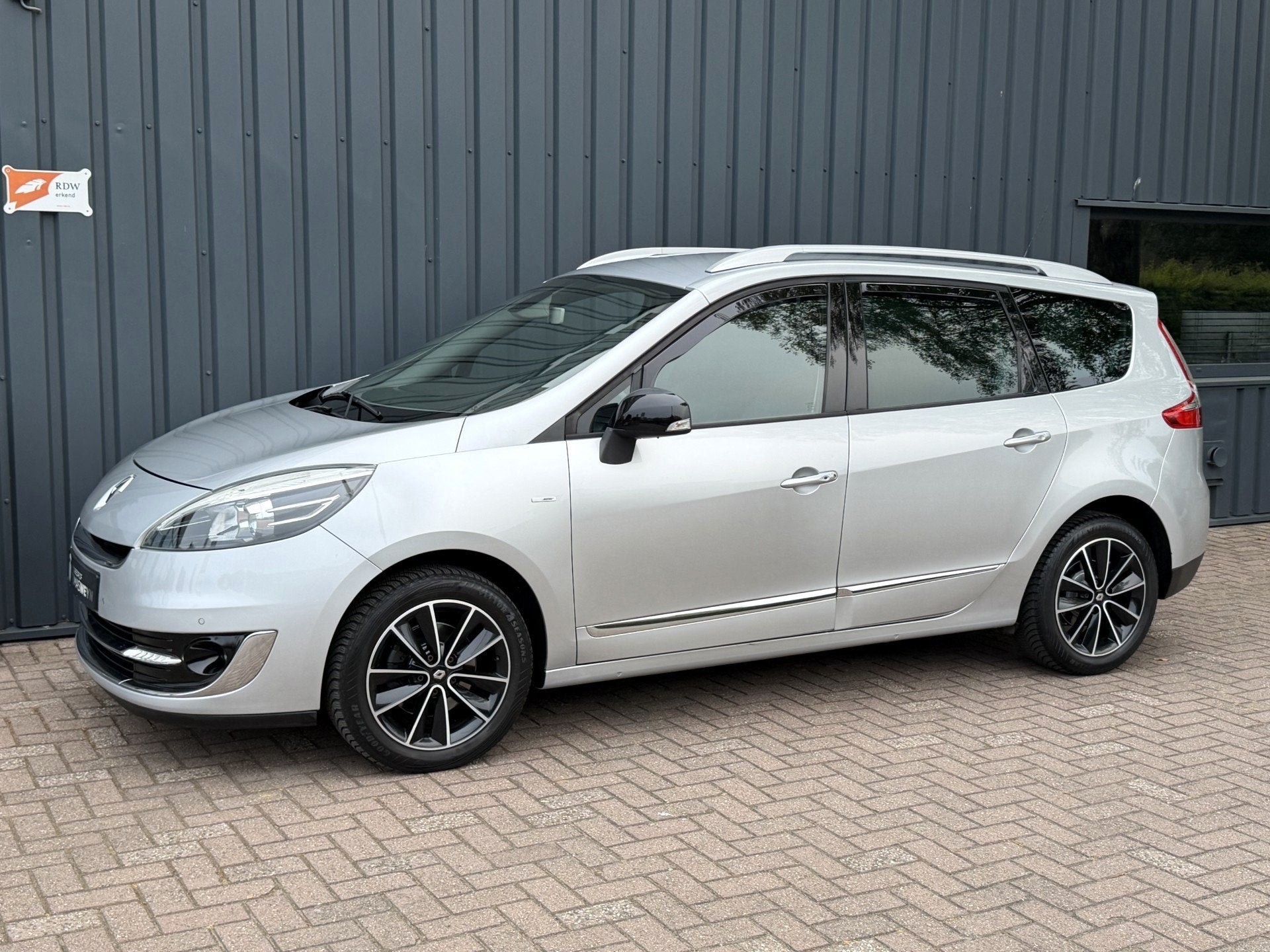 Renault Grand Scénic 1.2 TCe Bose 7-PERSOONS!/NAVIGATIE!/, Auto's, Voorwielaandrijving, Gebruikt, Zwart, 4 cilinders