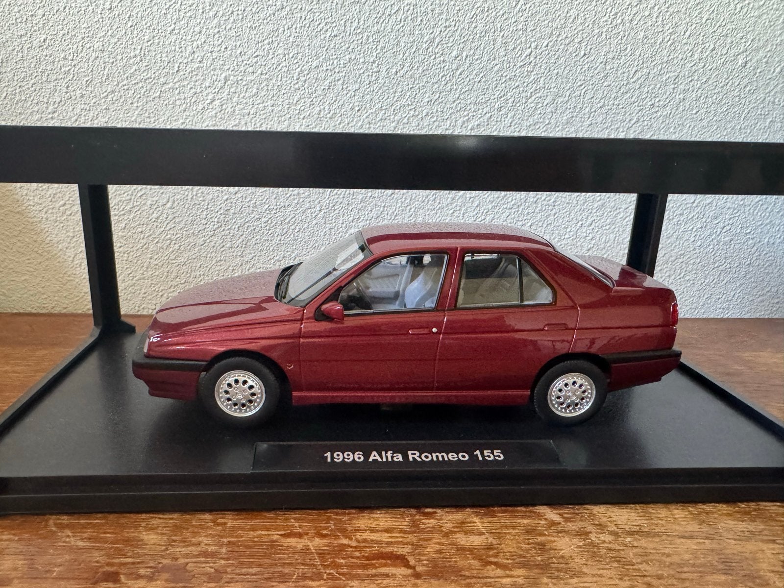 Triple 9 Alfa Romeo 155 (1996) rood, 1:18 in OVP, Ophalen of Verzenden, Zo goed als nieuw, Auto, Overige merken
