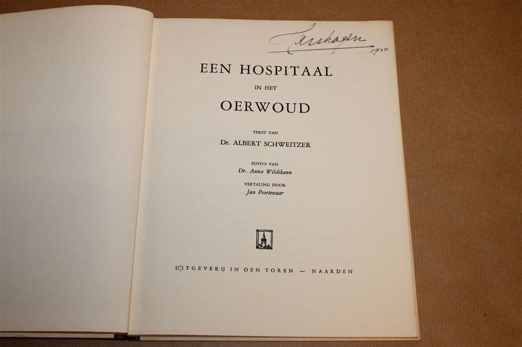 Een Hospitaal in het Oerwoud — Vintage Fotoboek 1950, Boeken, Ophalen of Verzenden, Gelezen