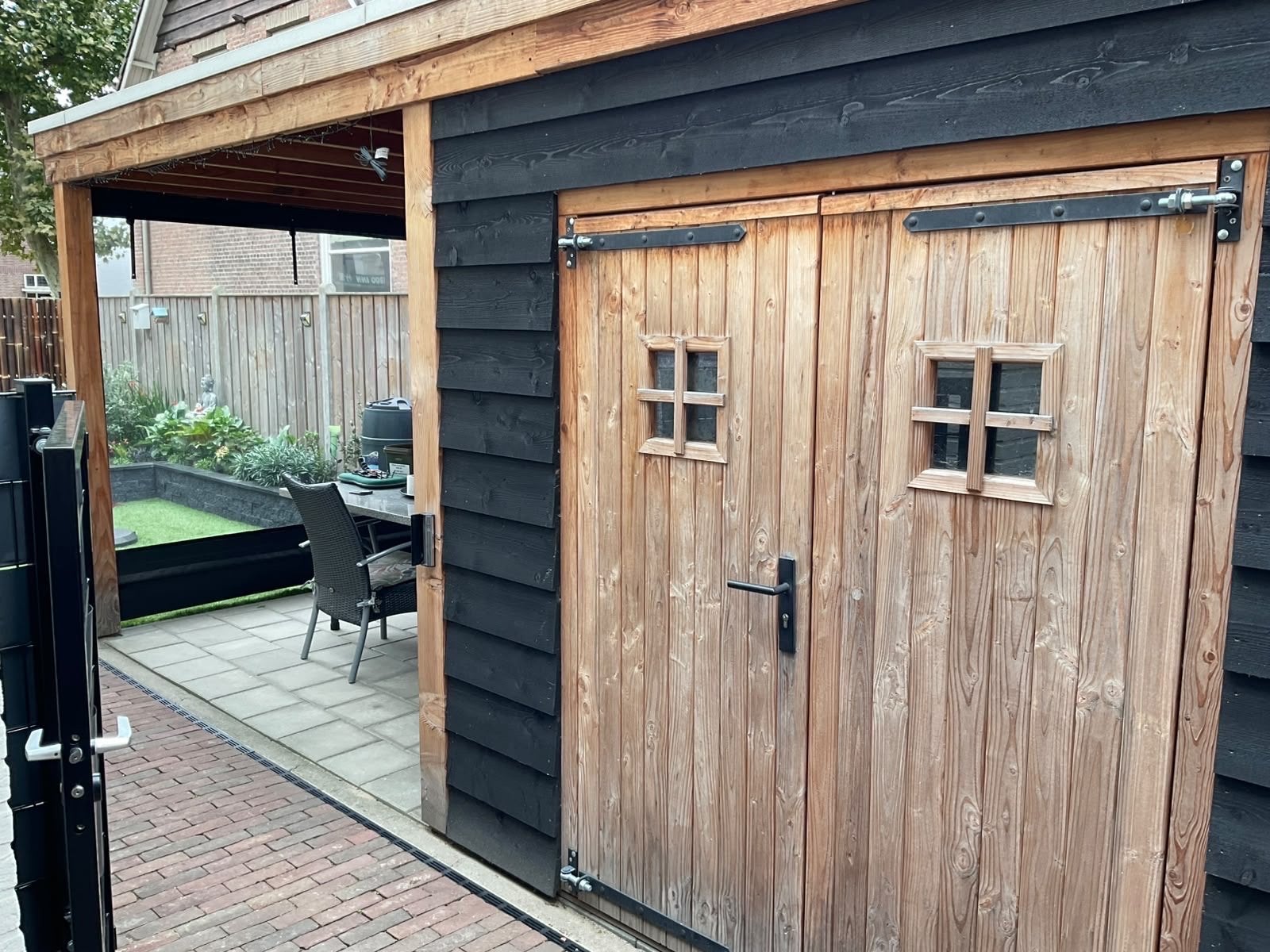 Houten schuur met overkapping, zwart en naturel, Tuin en Terras, Ophalen, Schuur, 2 ramen, 500 cm of meer