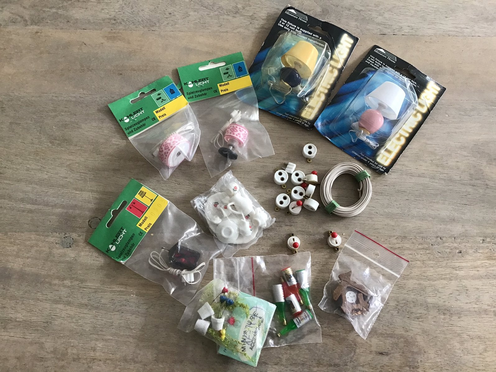 Poppenhuis/poppenhuis setje/lampjes/stekker/servies, Ophalen of Verzenden, Zo goed als nieuw, Poppenhuis