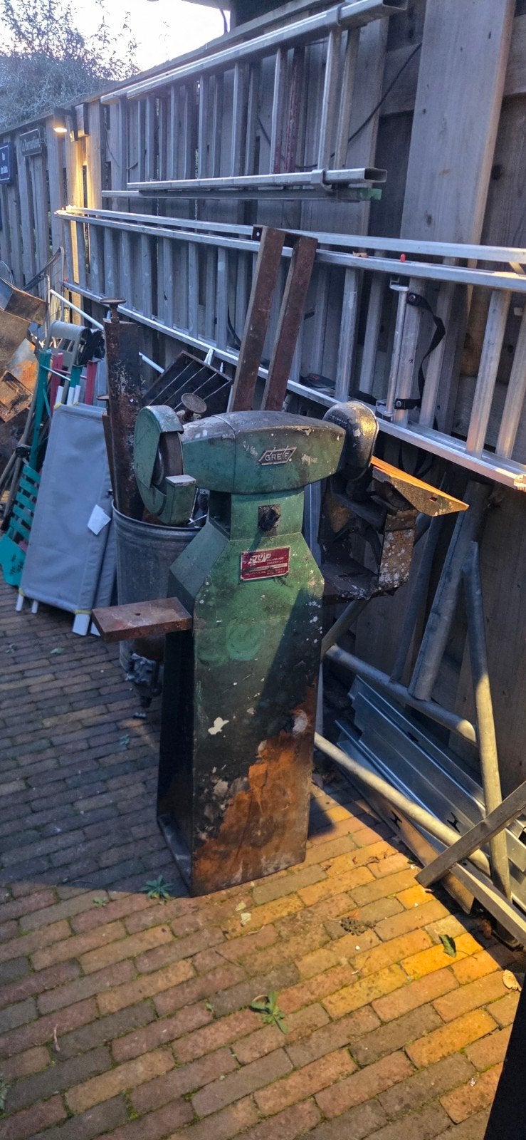 GRIEF Werkslijpmachine - Motor defect, lichte brandschade, Ophalen, Gebruikt, Werkbankslijpmachine