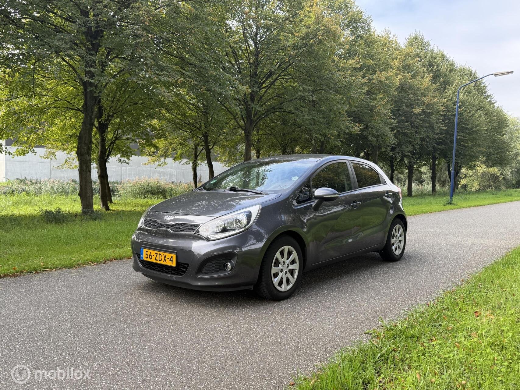 Kia Rio 1.2 CVVT Super Pack*KEYLESS*CRUISE*SCHERM*BLUETOOTH, Auto's, Euro 5, Zwart, 4 cilinders, Origineel Nederlands