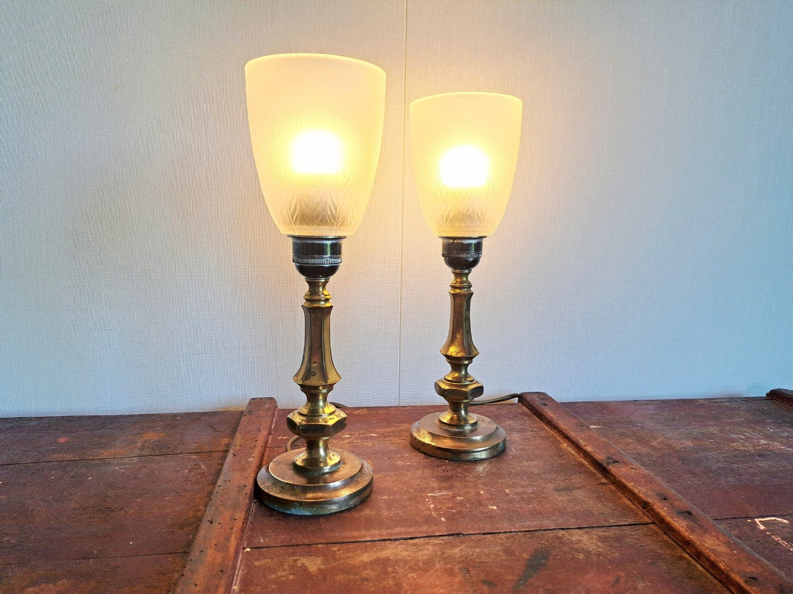 Paar vintage messing tafellampen met glazen kappen, Ophalen of Verzenden