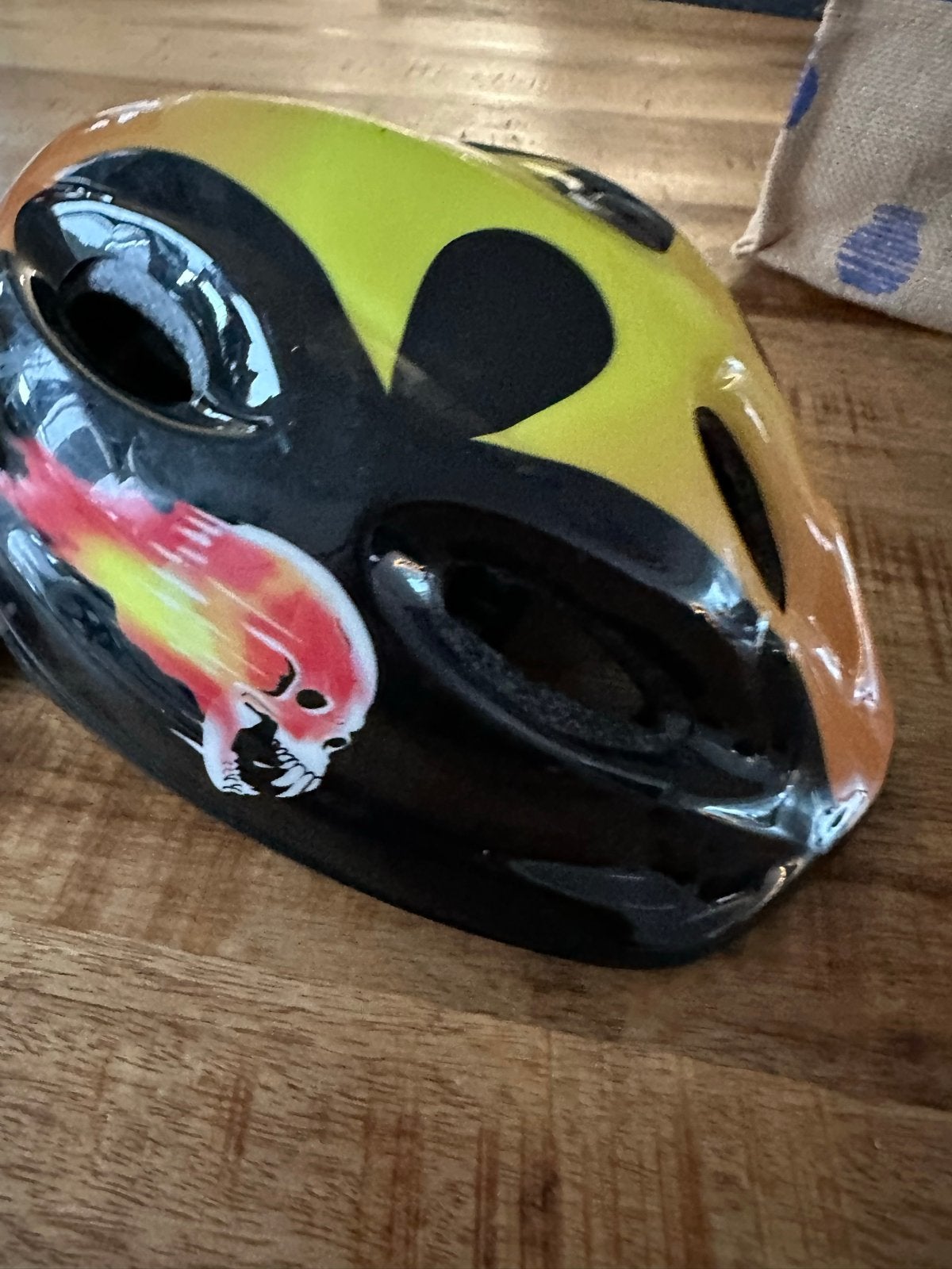 Kinder fietshelm met felle kleuren - Zo goed als nieuw, Fietsen en Brommers, Fietsaccessoires | Fietshelmen, Ophalen of Verzenden
