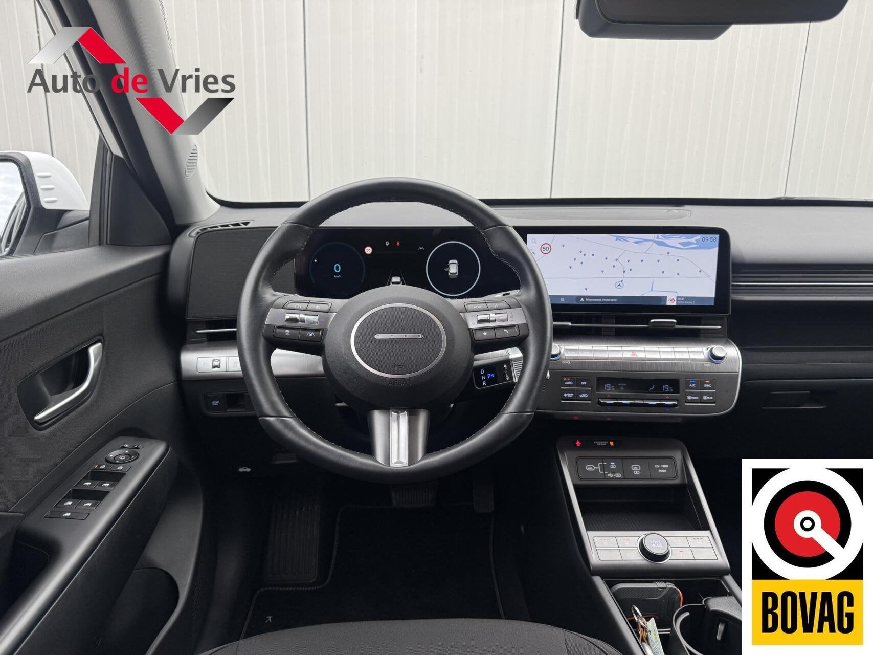 Hyundai Kona Electric Comfort Smart 65 kWh|NL-Auto|Trekhaak, Auto's, Gebruikt, Met garantie (alle), Wit, 300 kg