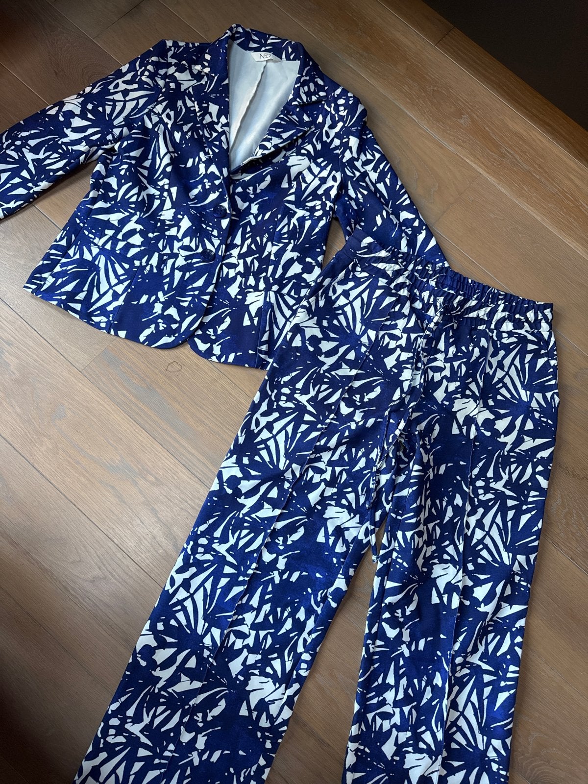 Blauwe blazer en broek set met wit bladmotief, Kostuum of Pak, Blauw, Maat 42/44 (L), Ophalen of Verzenden