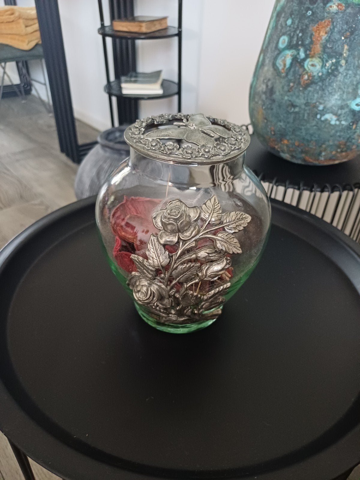 Decoratieve glazen pot met metalen roos en vlinder, Ophalen of Verzenden