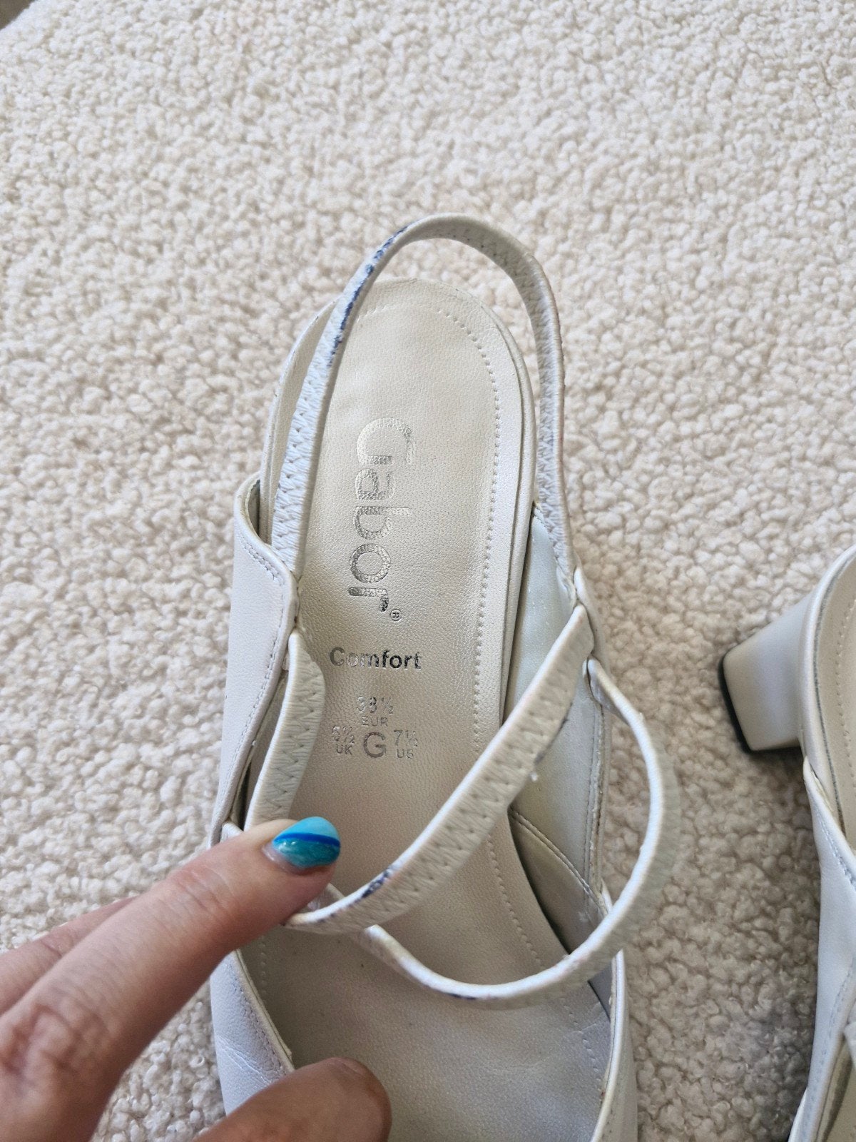 Ivoorkleurige trouwschoenen met kleine hak maat 38,5, Overige kleuren, Ophalen of Verzenden, Zo goed als nieuw, Onbekend