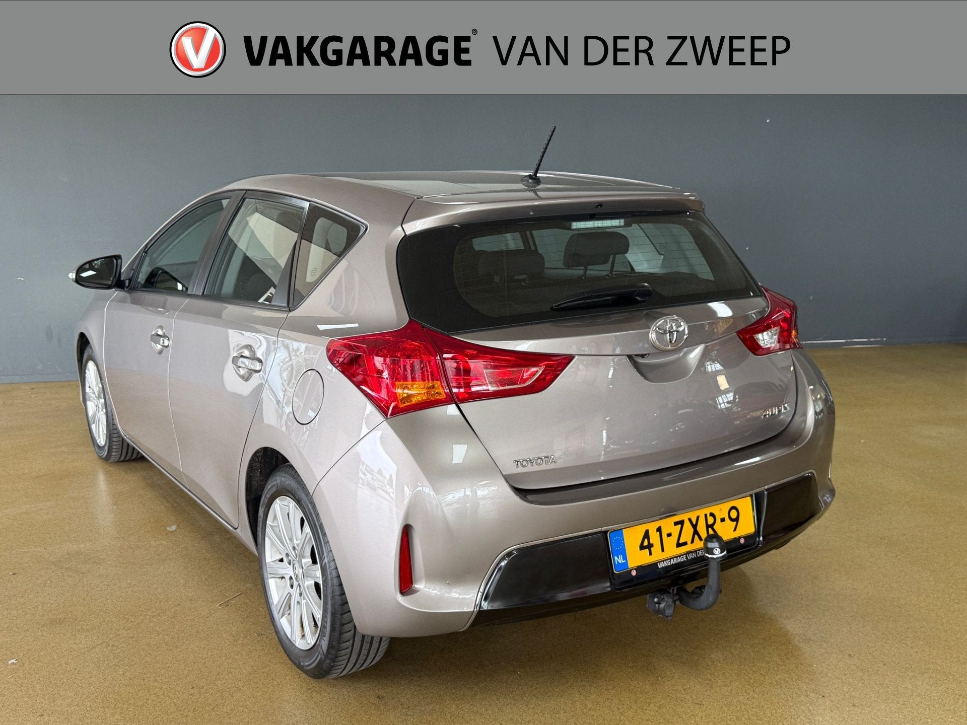 Toyota Auris 1.3 Aspiration | Navigatie | Camera | Trekhaak., Auto's, Voorwielaandrijving, Euro 5, 4 cilinders, Bruin