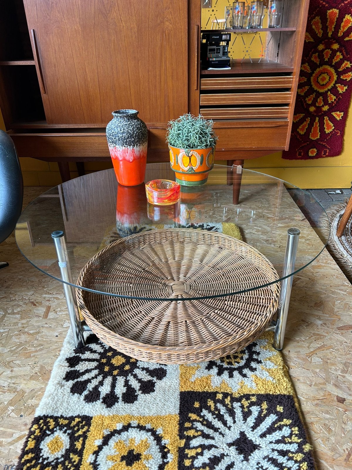 Gave vintage jaren 60 ronde salontafel met rieten mand, Verzamelen, Retro, Ophalen, Huis en Inrichting