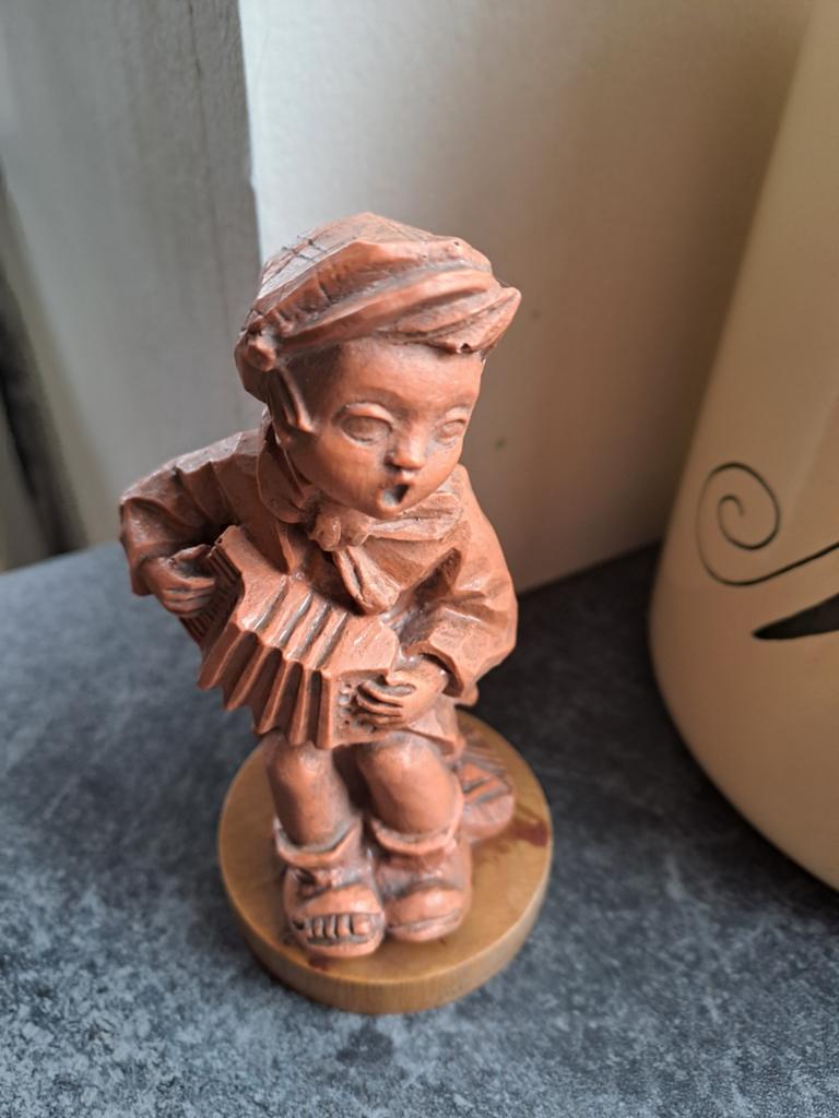 Vintage  beeldje van jongen met accordeon, Minder dan 20 cm, Handgemaakt, Ophalen of Verzenden, Beeld