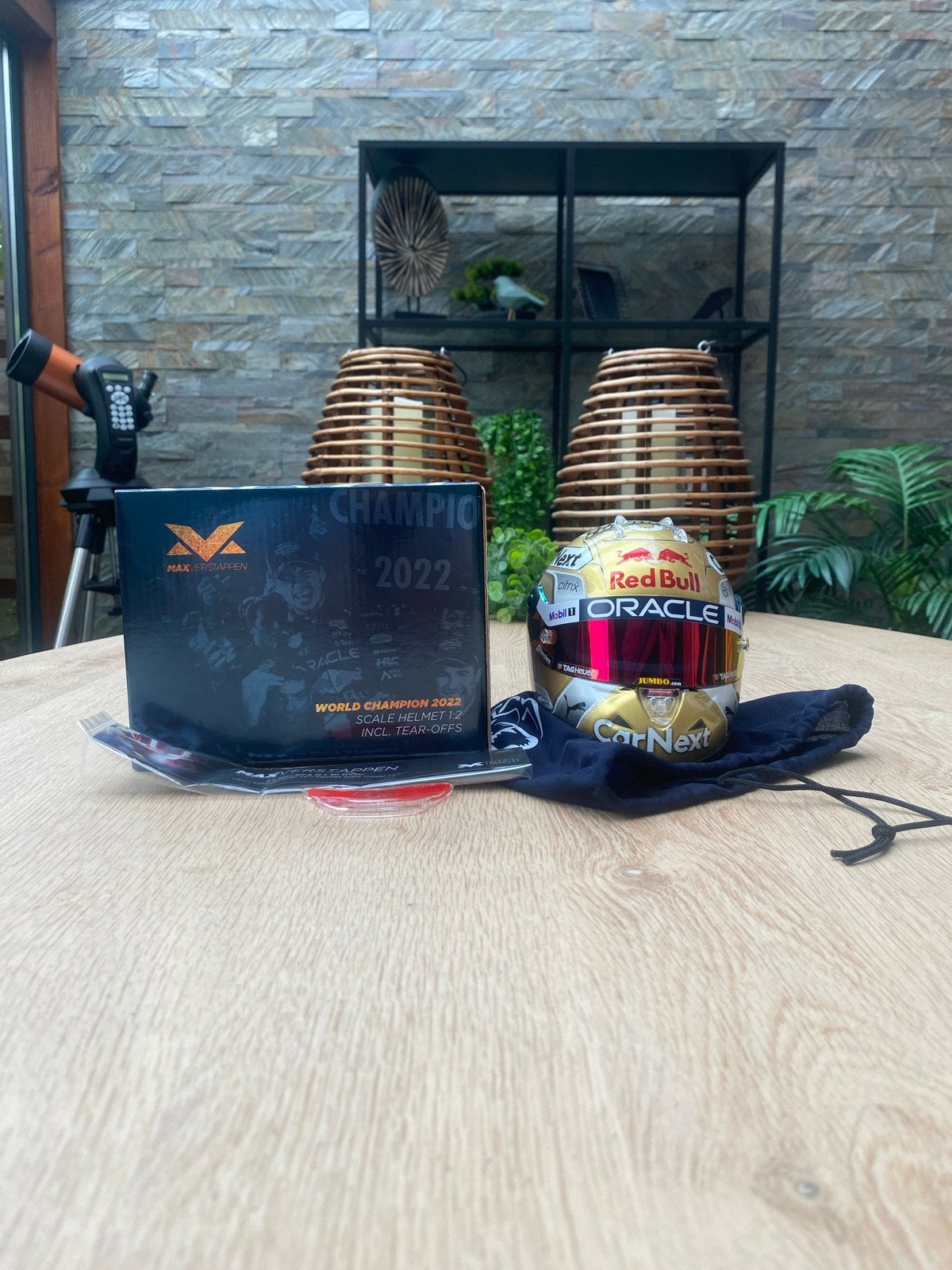 Max Verstappen 2022 Wereldkampioen 1:2 Schaalmodel Helm, Ophalen of Verzenden, Zo goed als nieuw, Formule 1