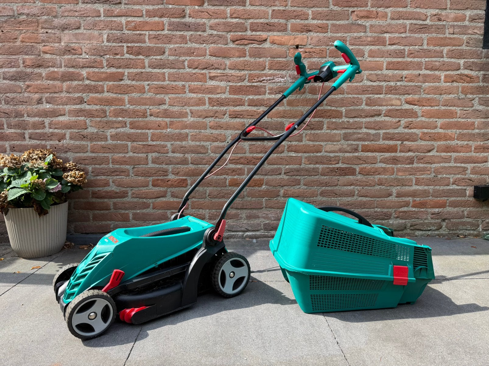 Bosch ARM 34 elek. grasmaaier met opvangbak - werkt goed, Tuin en Terras, Grasmaaiers, Ophalen, Gebruikt, Elektrische grasmaaier