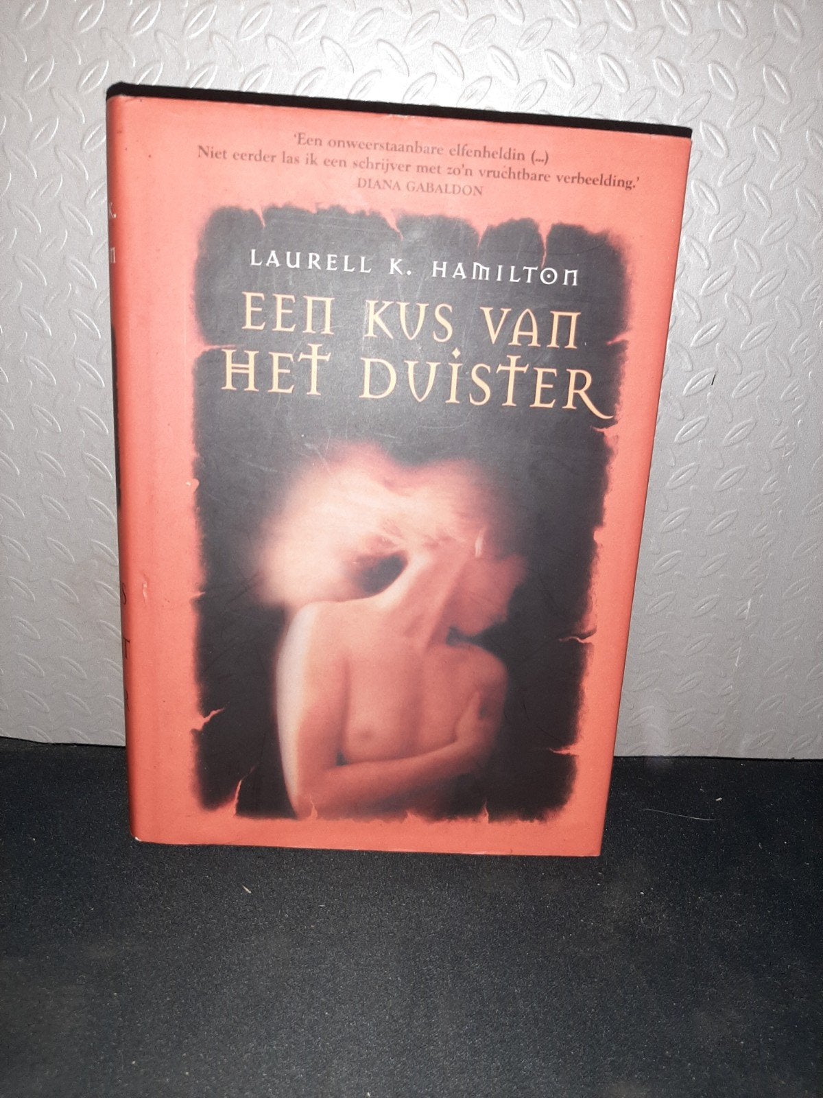Een Kus Van Het Duister - Laurell K. Hamilton, Ophalen of Verzenden, Gelezen, Laurell K. Hamilton, Nederland