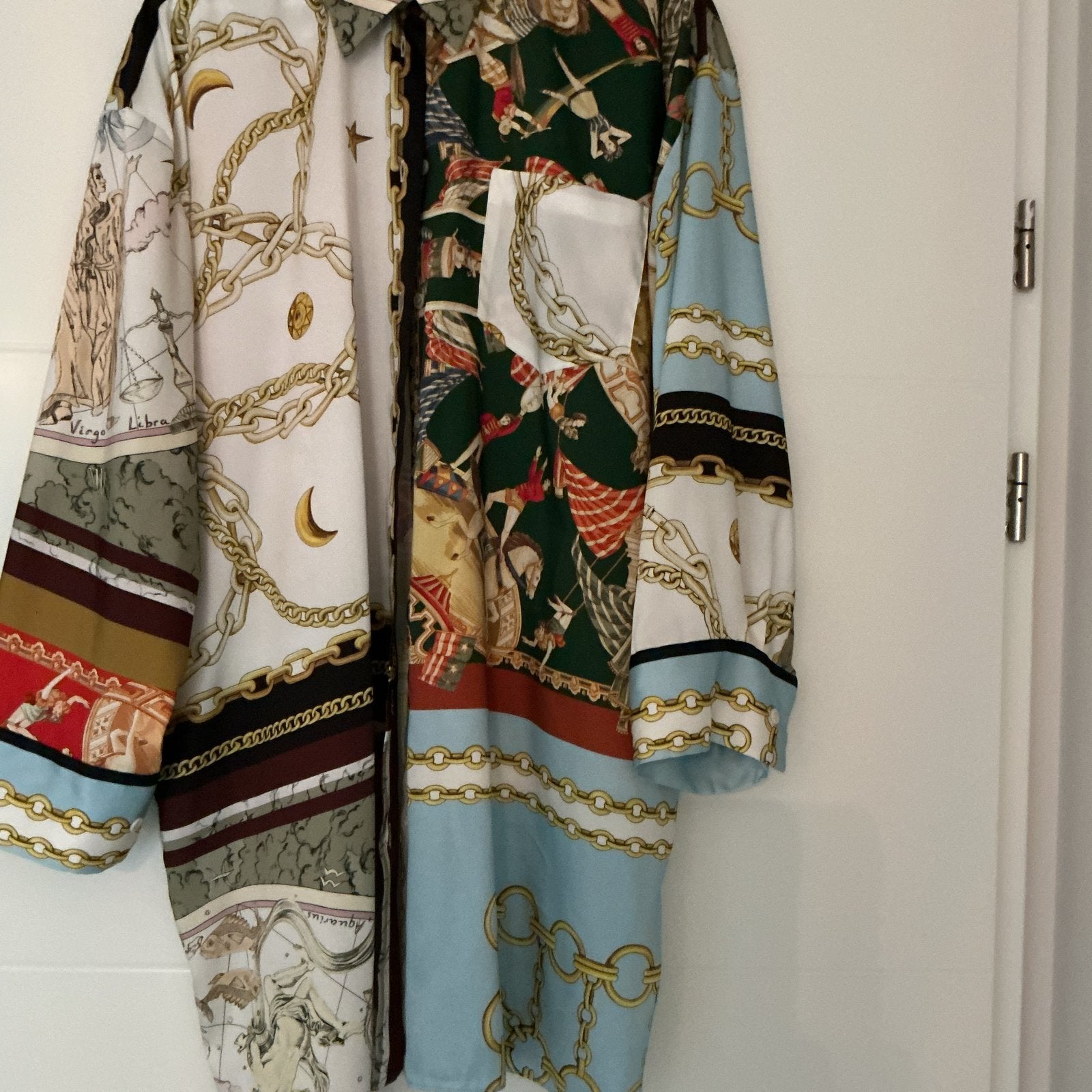 Zara Oversized Blouse met Ketting- en Zodiacprint, Kleding | Dames, Maat 38/40 (M), Meerkleurig, Ophalen of Verzenden, Zo goed als nieuw