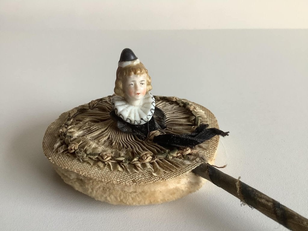 prachtige victoriaanse poederdons op steeltje met Pierrette, Ophalen of Verzenden