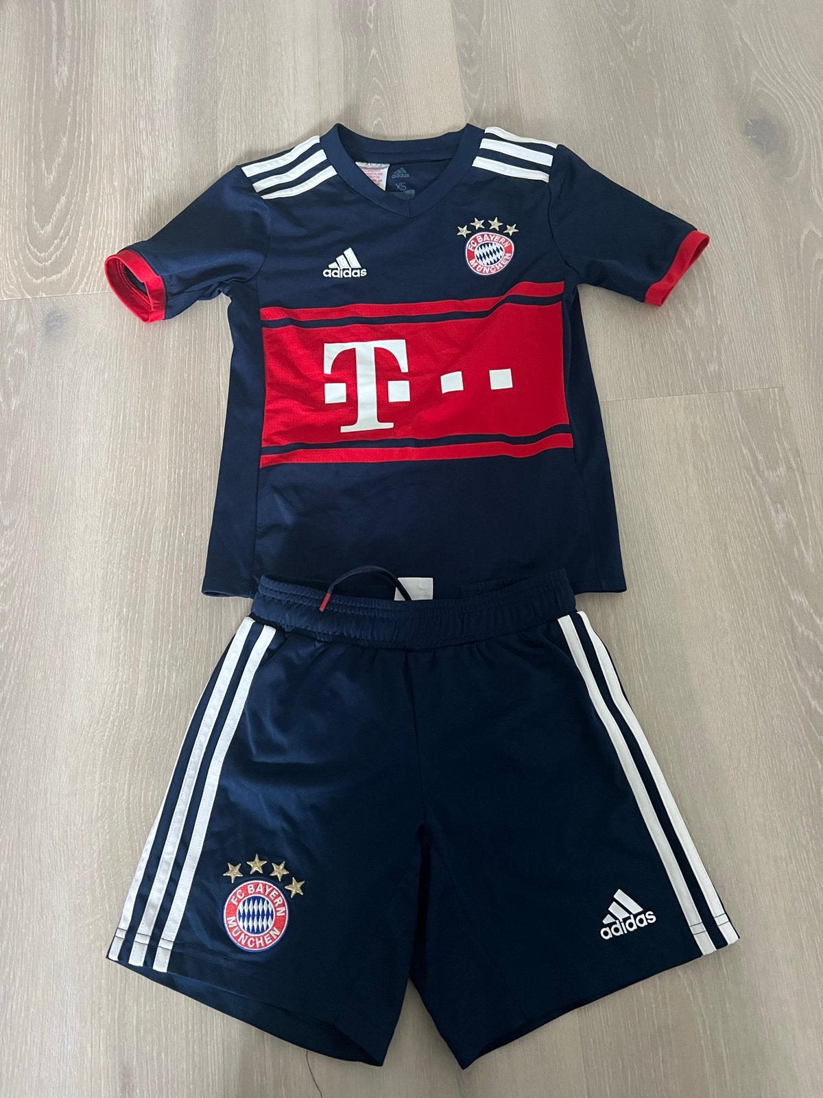 Bayern München tenue maat 128, Ophalen of Verzenden, Gebruikt, Jongen, Setje