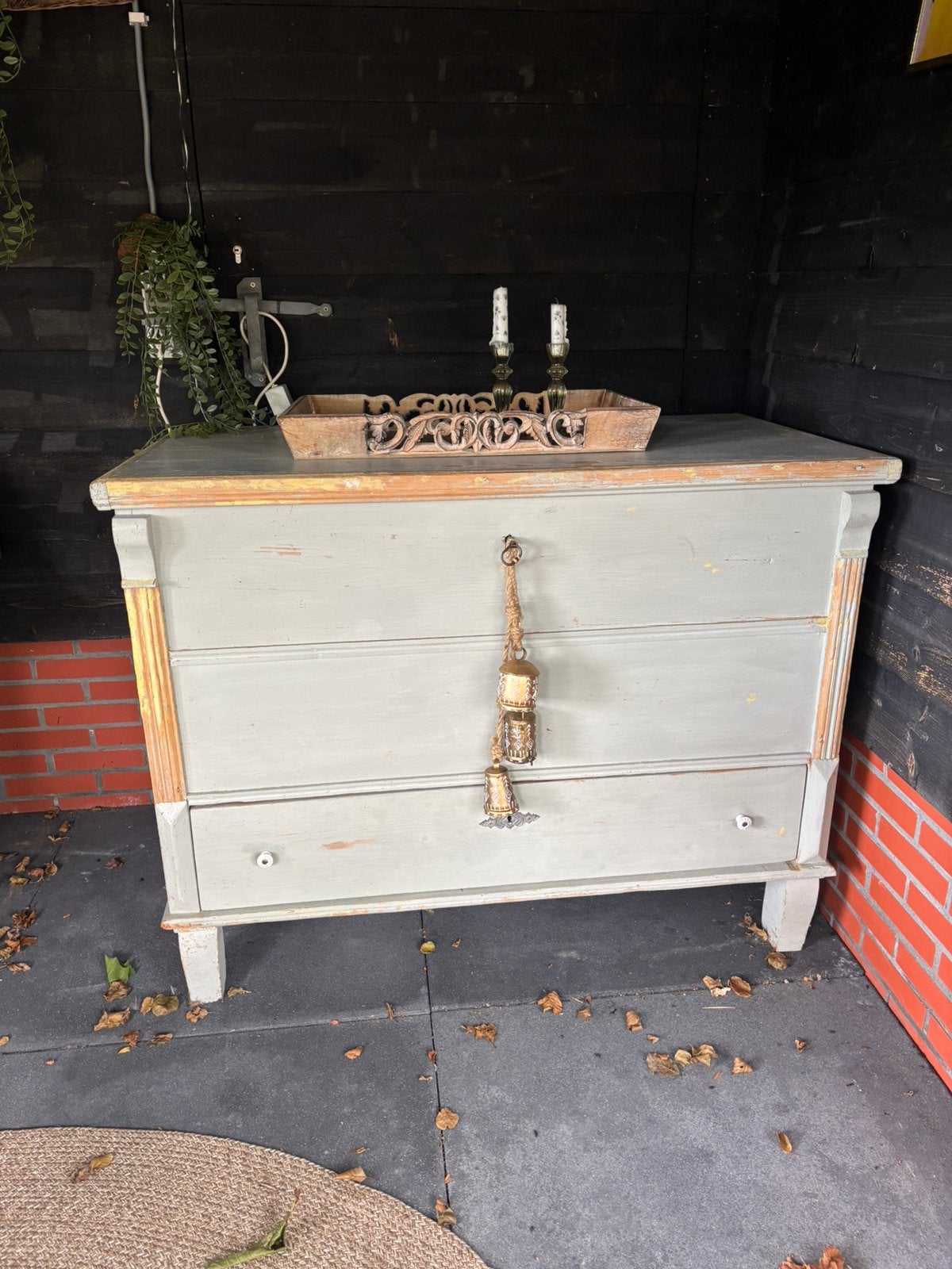 Brocante kastje, Ophalen